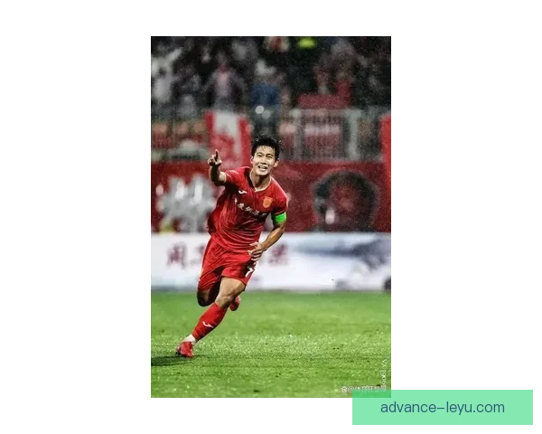 国足新帅首秀告捷联赛豪门转会风云再起引爆球迷热议今夏格局巨变来