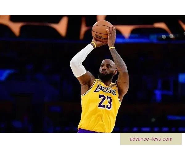 詹姆斯关键三分绝杀湖人险胜勇士引爆全场热议冲击季后赛格局再起