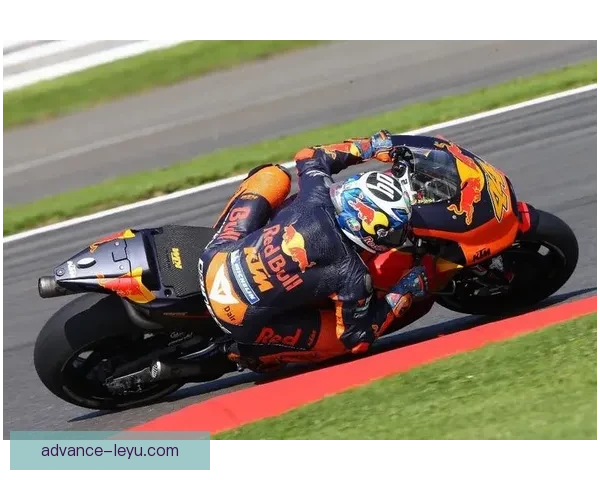 疯狂对决再现赛道风云，年轻车手挑战MotoGP冠军荣耀